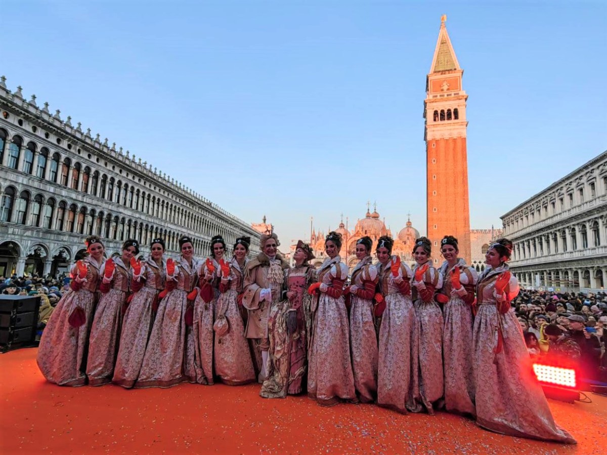 12 Marie del Carnevale di Venezia puliscono il Campanile di San&nbsp;Marco